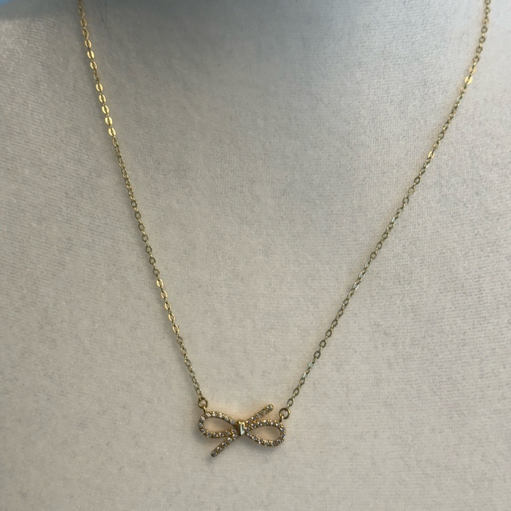 Chic Gold Bow Pendant Necklace